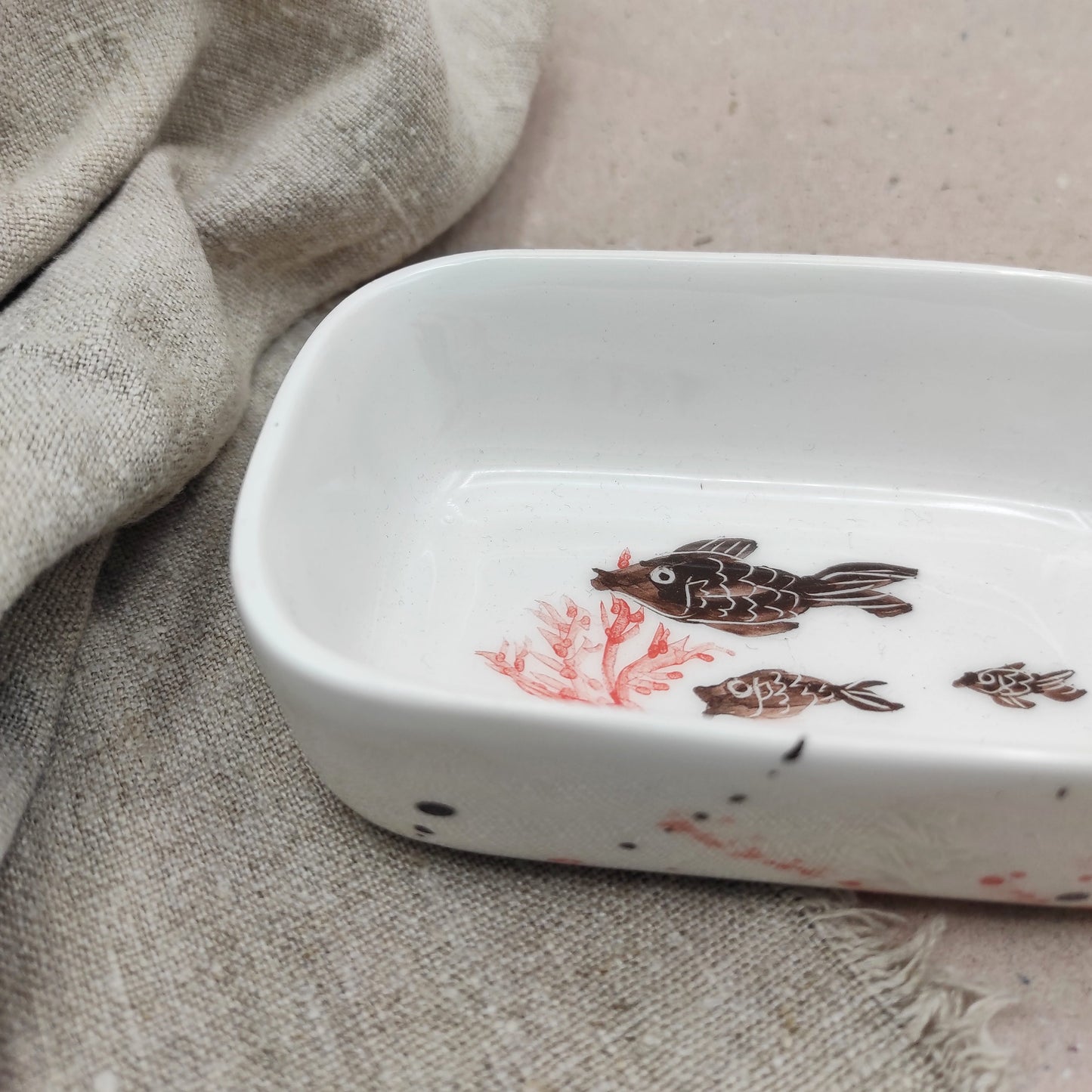 Detalle cuenco aperitivo cerámica pintada a mano dibujo peces