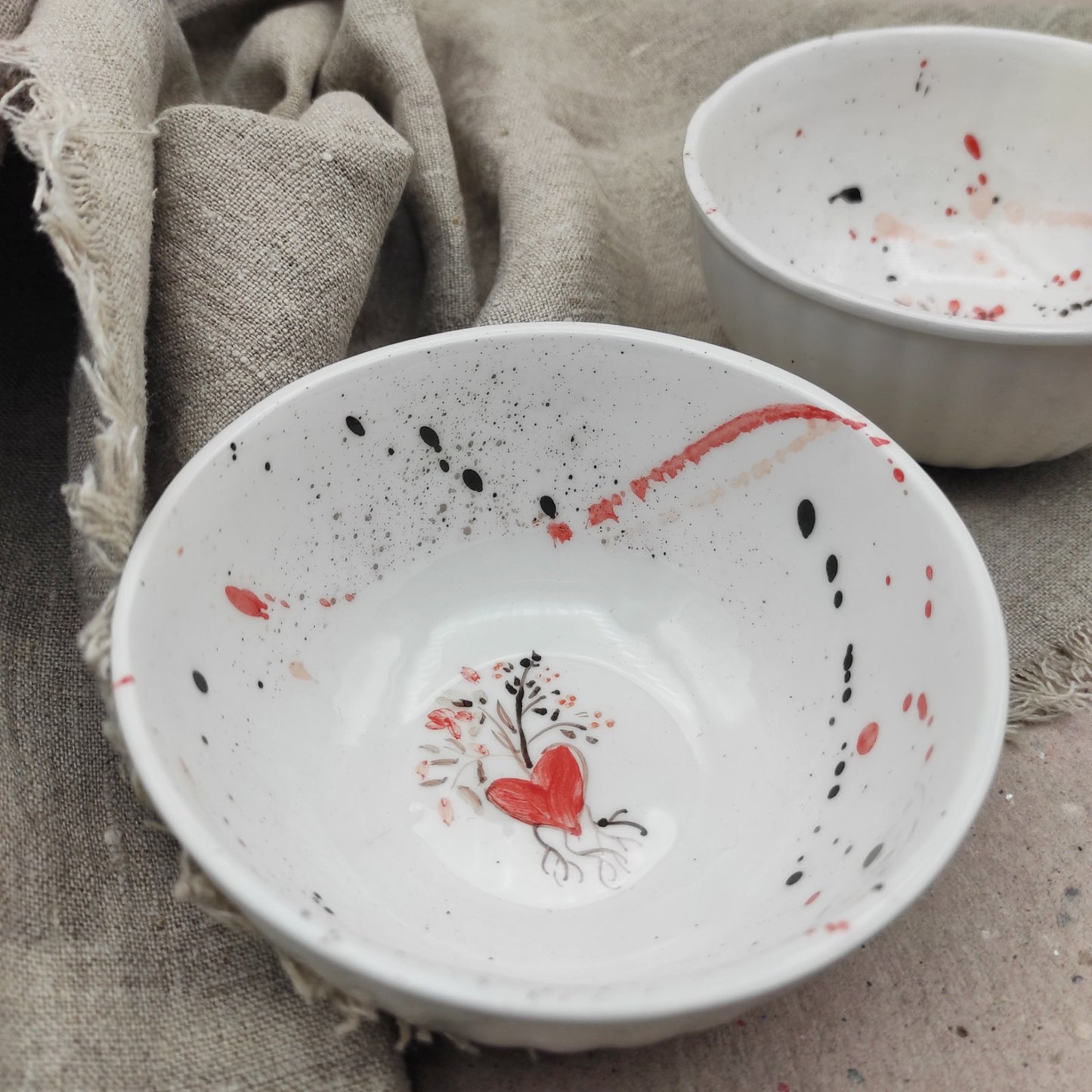 Detalle cuenco cerámica pintada a mano decoración artesanal diseño corazón