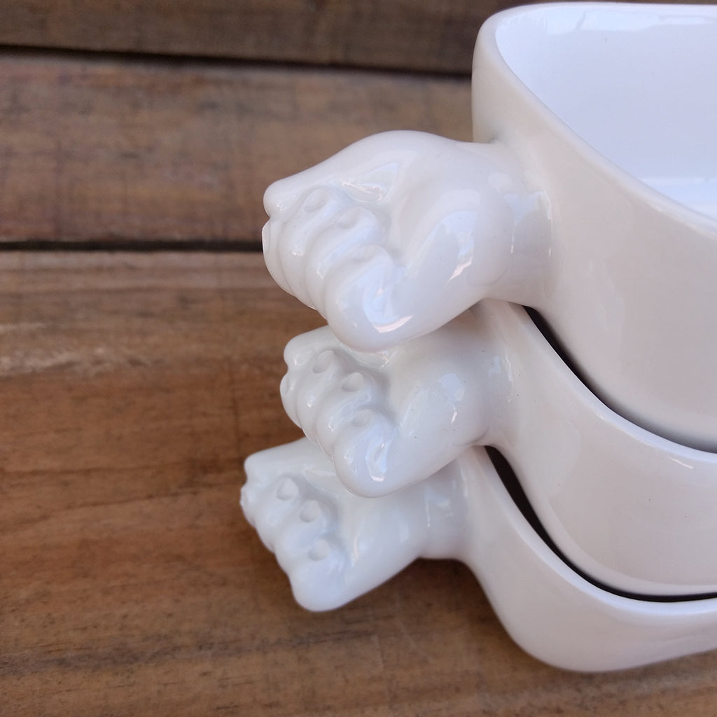 Detalle cuenco rectangular cerámica con manos como asas BIHU