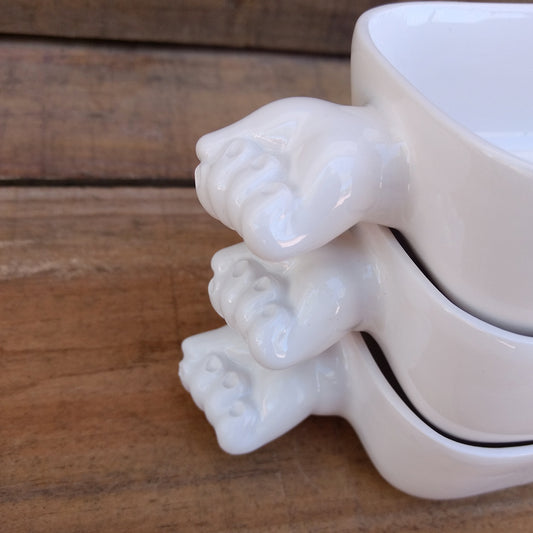 Detalle cuenco rectangular cerámica con manos como asas BIHU