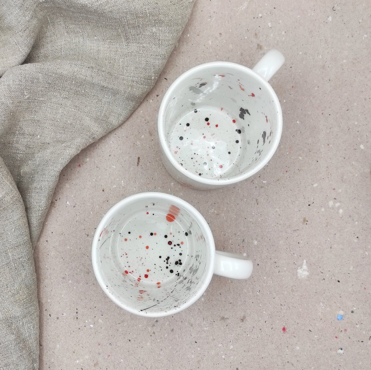 Detalle mug desayuno cerámica pintada a mano vista superior interior salpicaduras