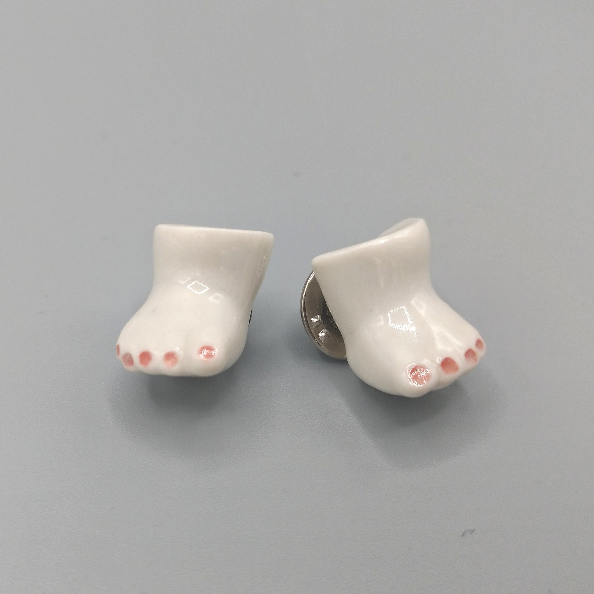 Par de pins pies de porcelana esmaltada pintada a mano pie derecho e izquierdo con uñas en rojo
