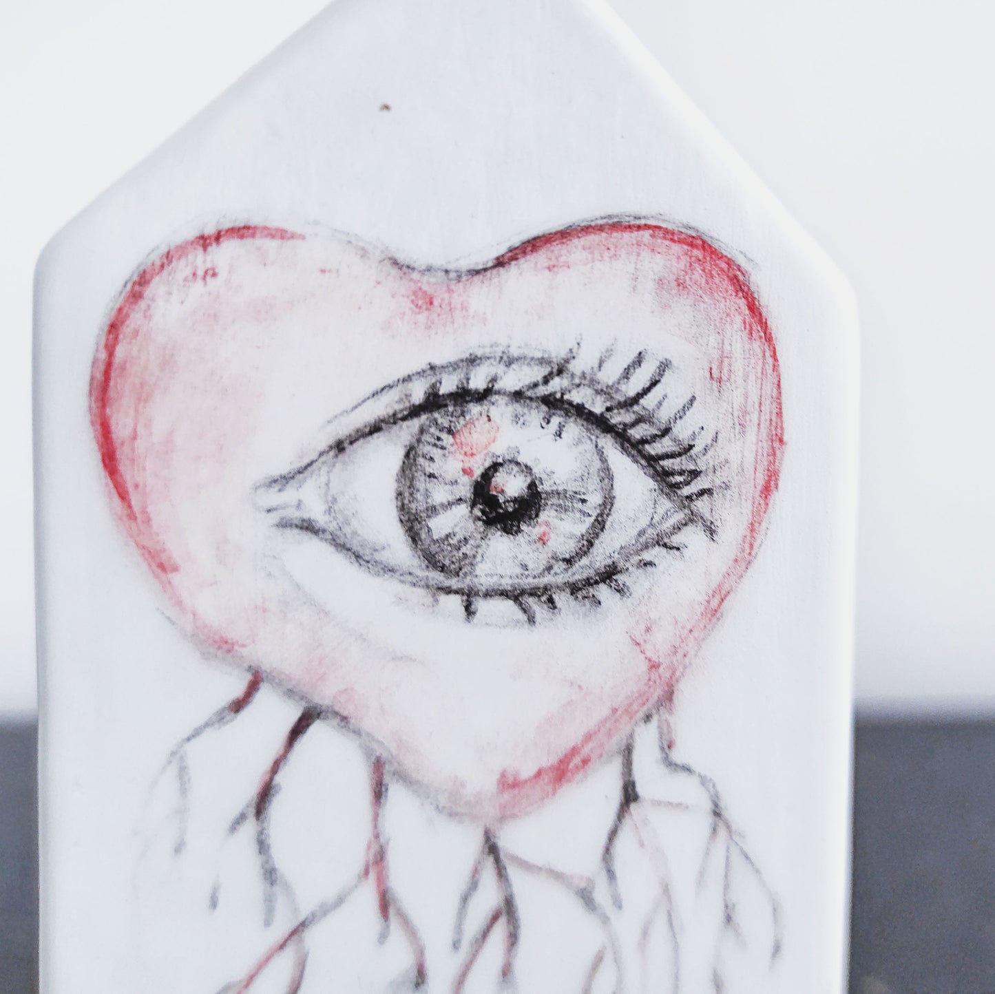 Detalle pintura a mano escultura Desde mi taller BIHU ojo