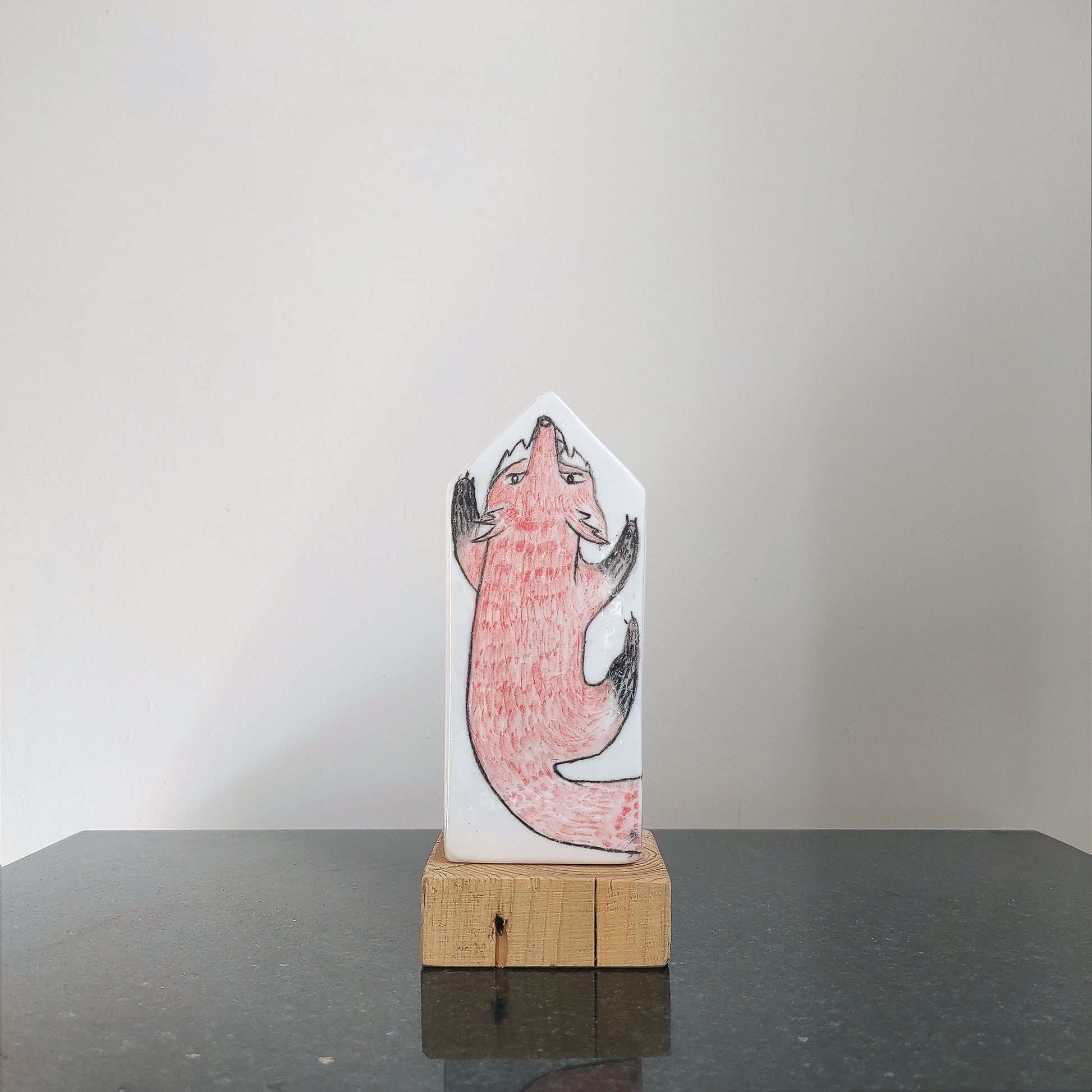 Detalle escultura cerámica Zorro y mirlo BIHU con animales pintados zorro