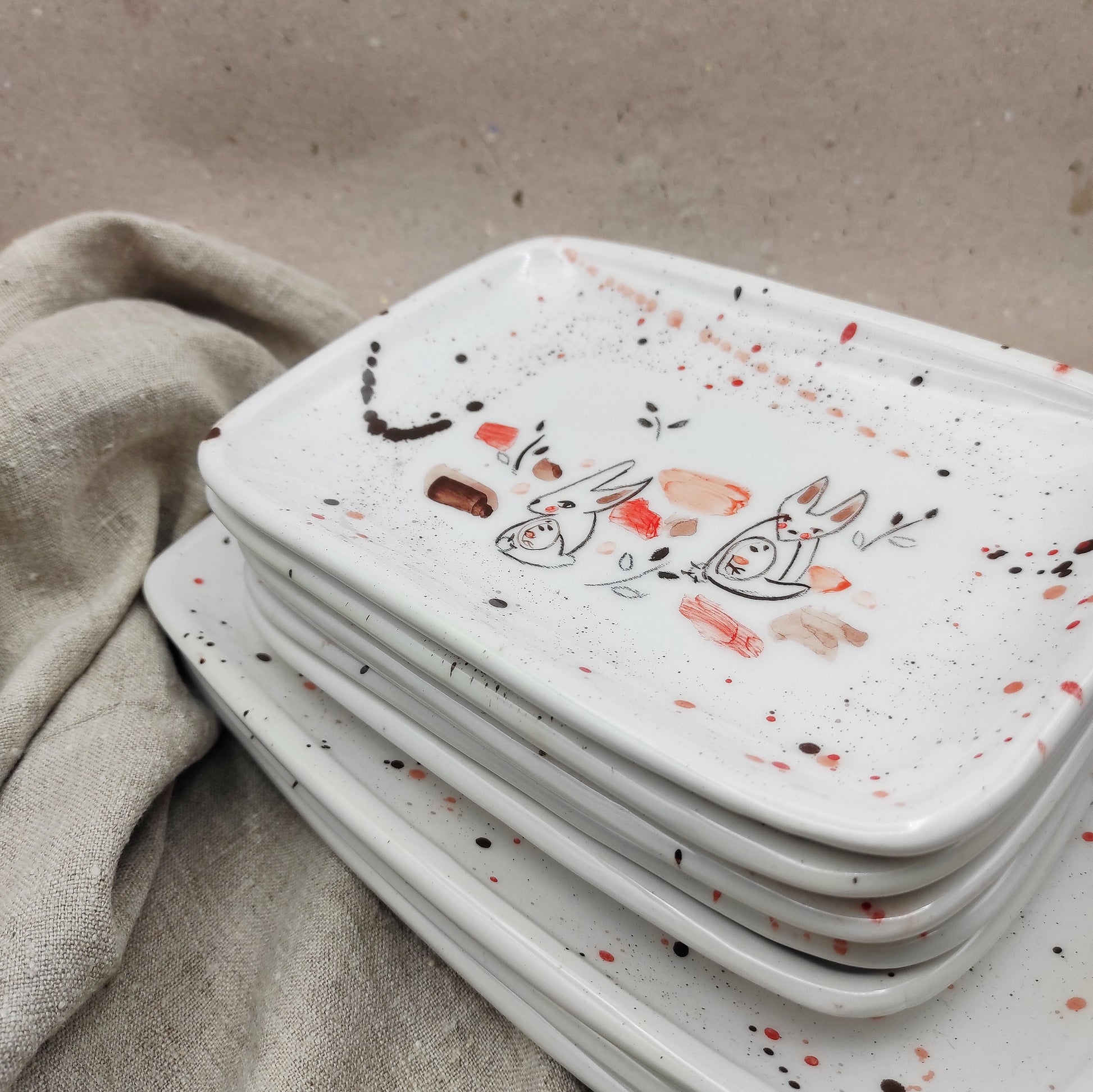 Bandeja cerámica pequeña pintada con diseños únicos de conejos