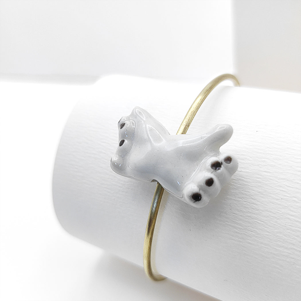 Detalle de pulsera cerrada manos dobles porcelana esmaltada y latón BIHU
