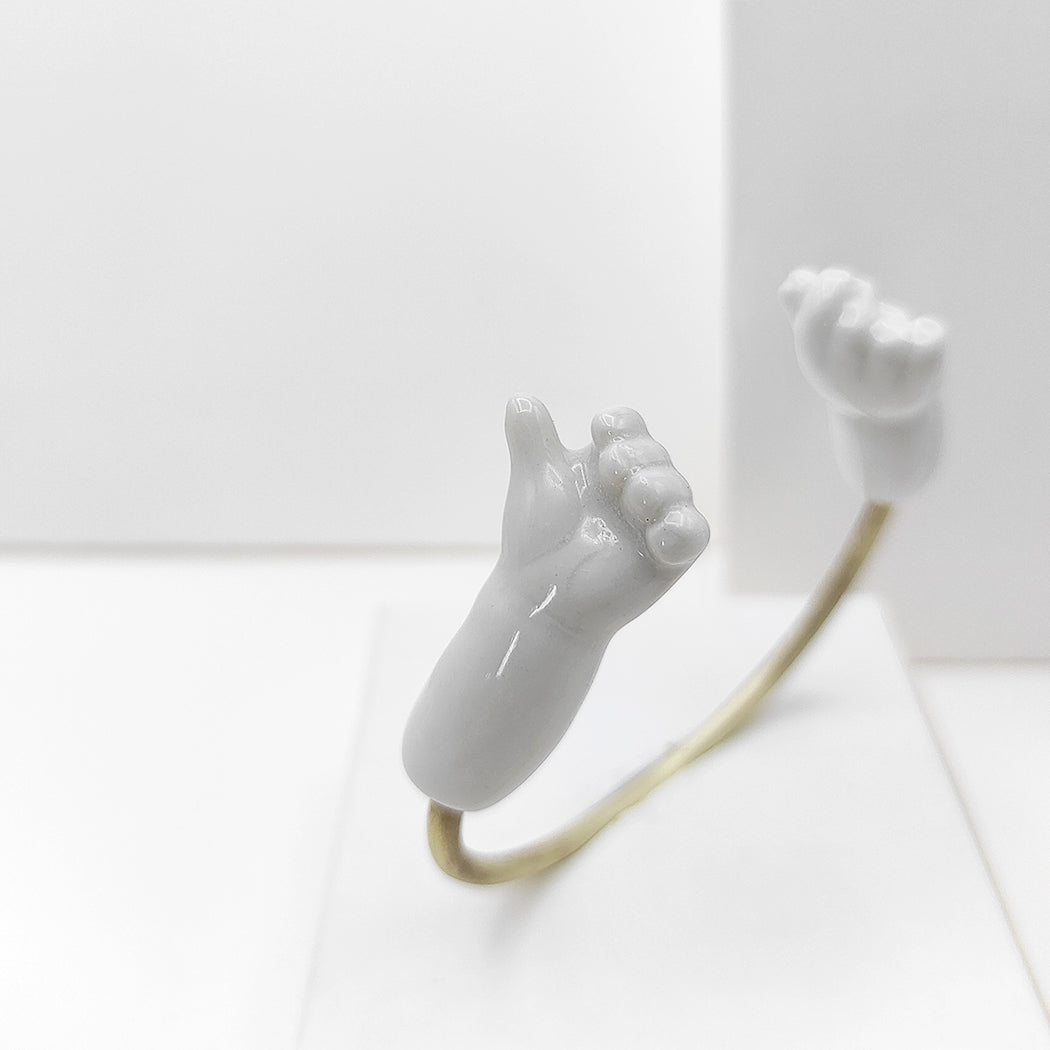 Detalle de pulsera abrazo porcelana esmaltada y latón BIHU
