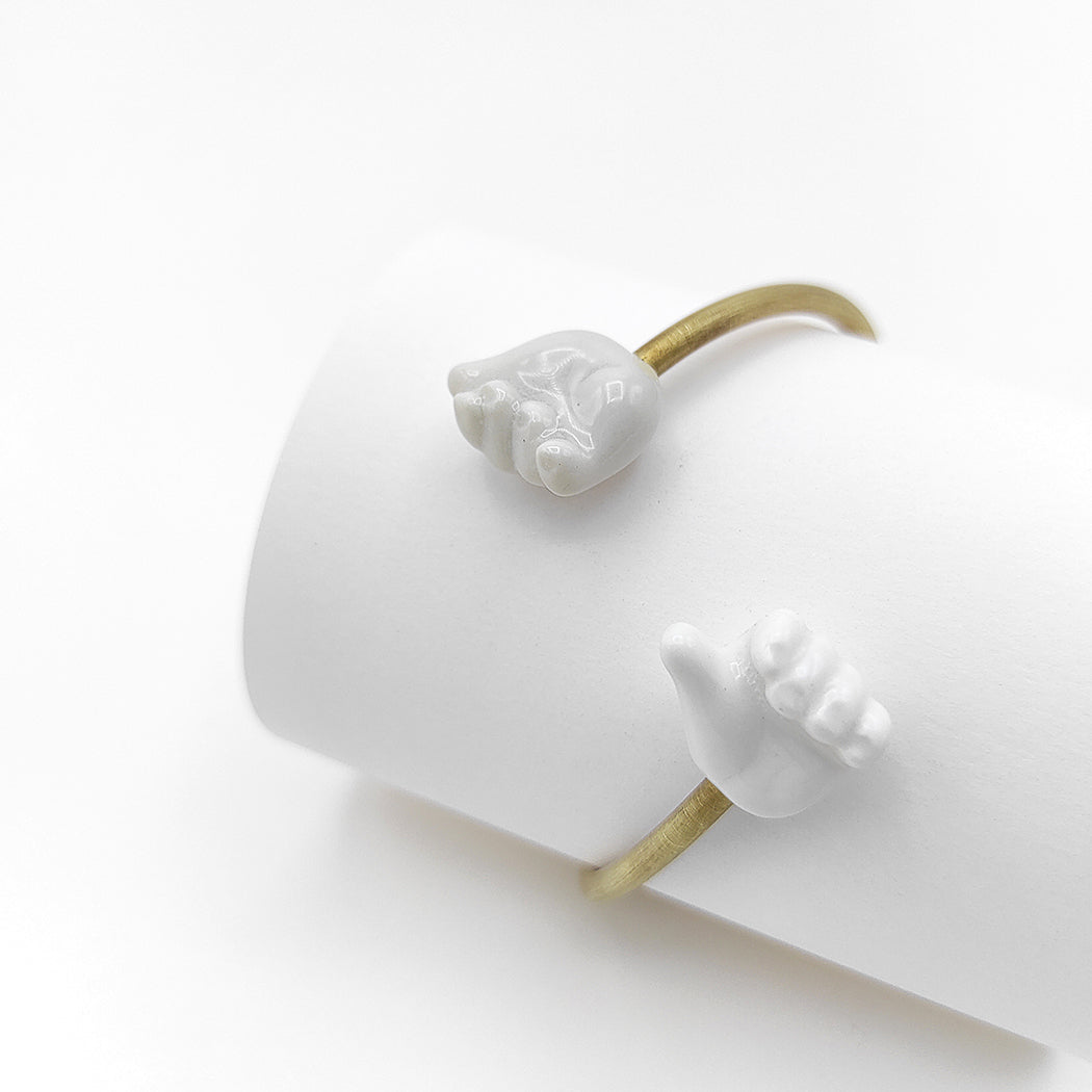 Detalle de pulsera twist con giro porcelana esmaltada y latón BIHU