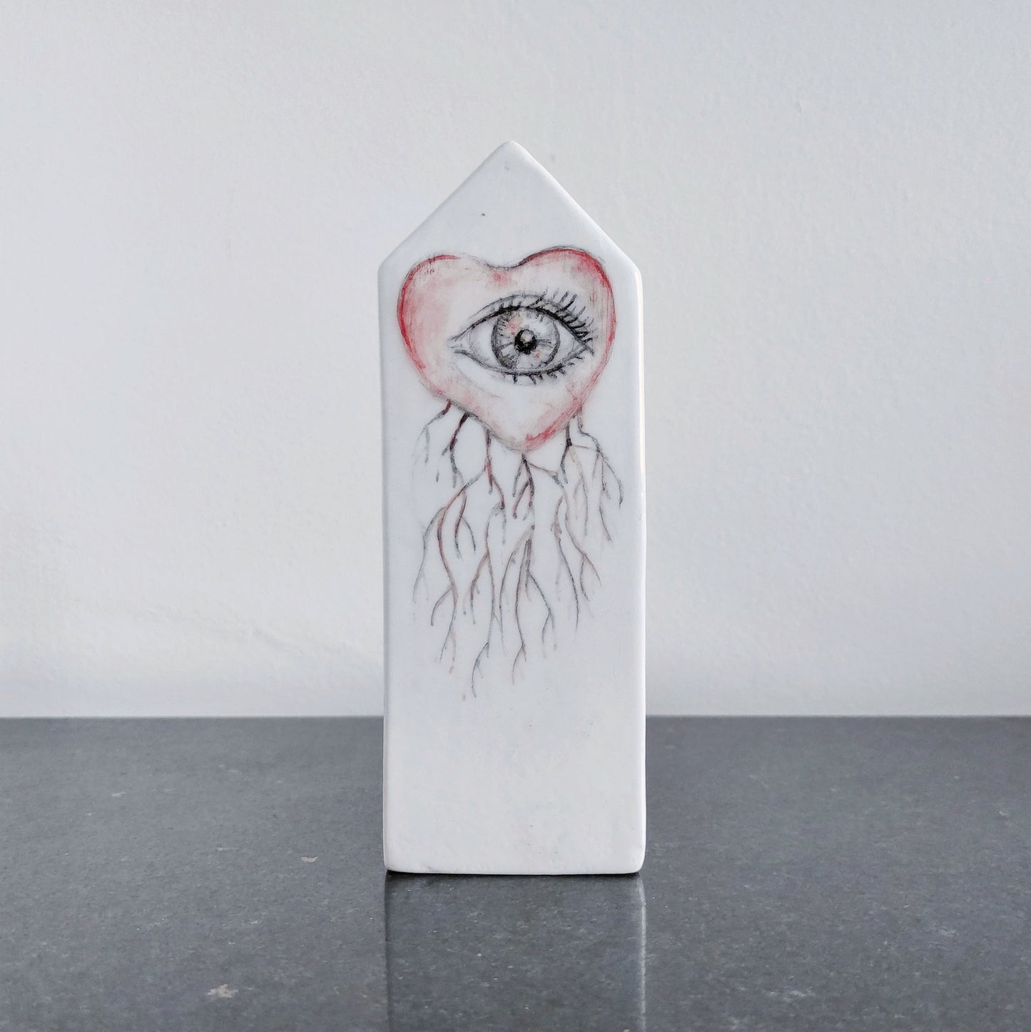 Escultura cerámica Desde mi taller vista frontal corazón ojo