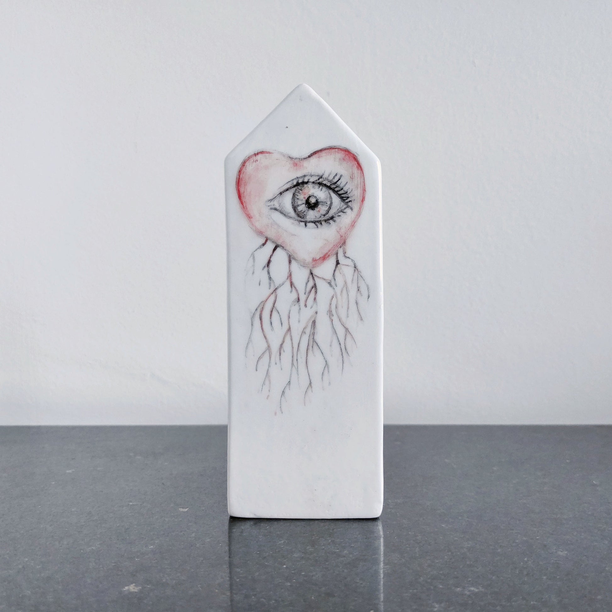 Escultura cerámica Desde mi taller vista frontal corazón ojo