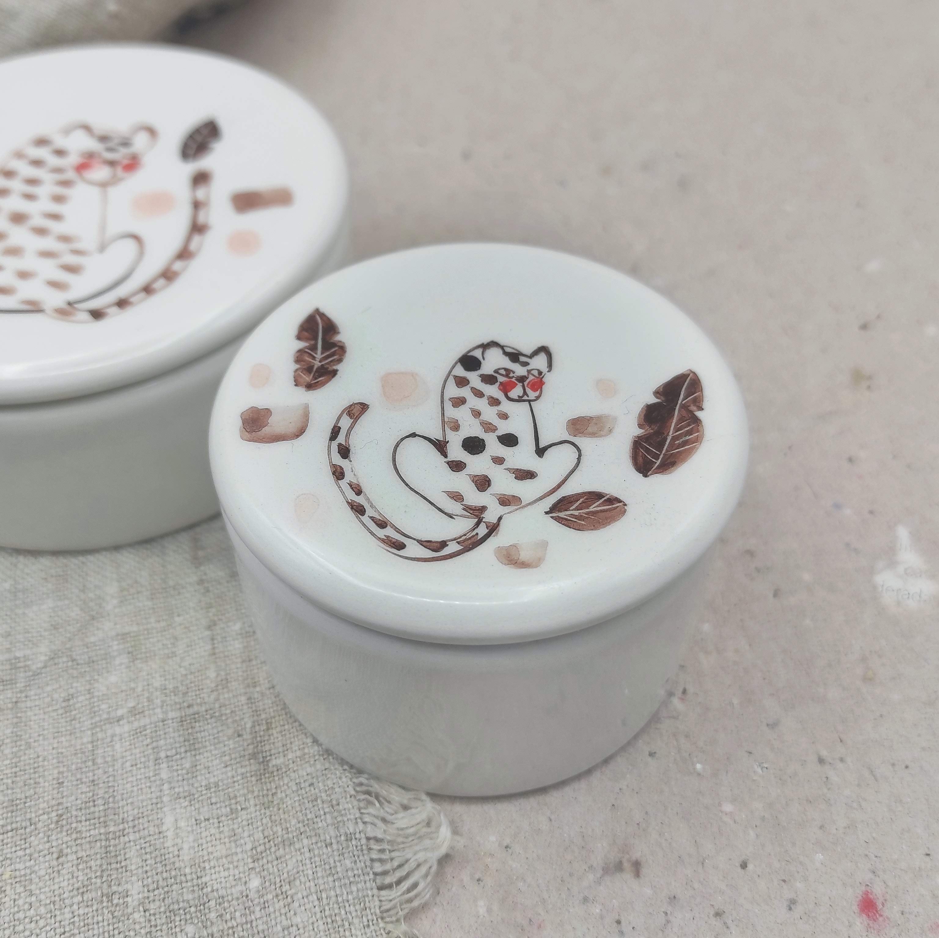 Caja joyero pequeño de loza pintada a mano con leopardo Colección Roja BIHU