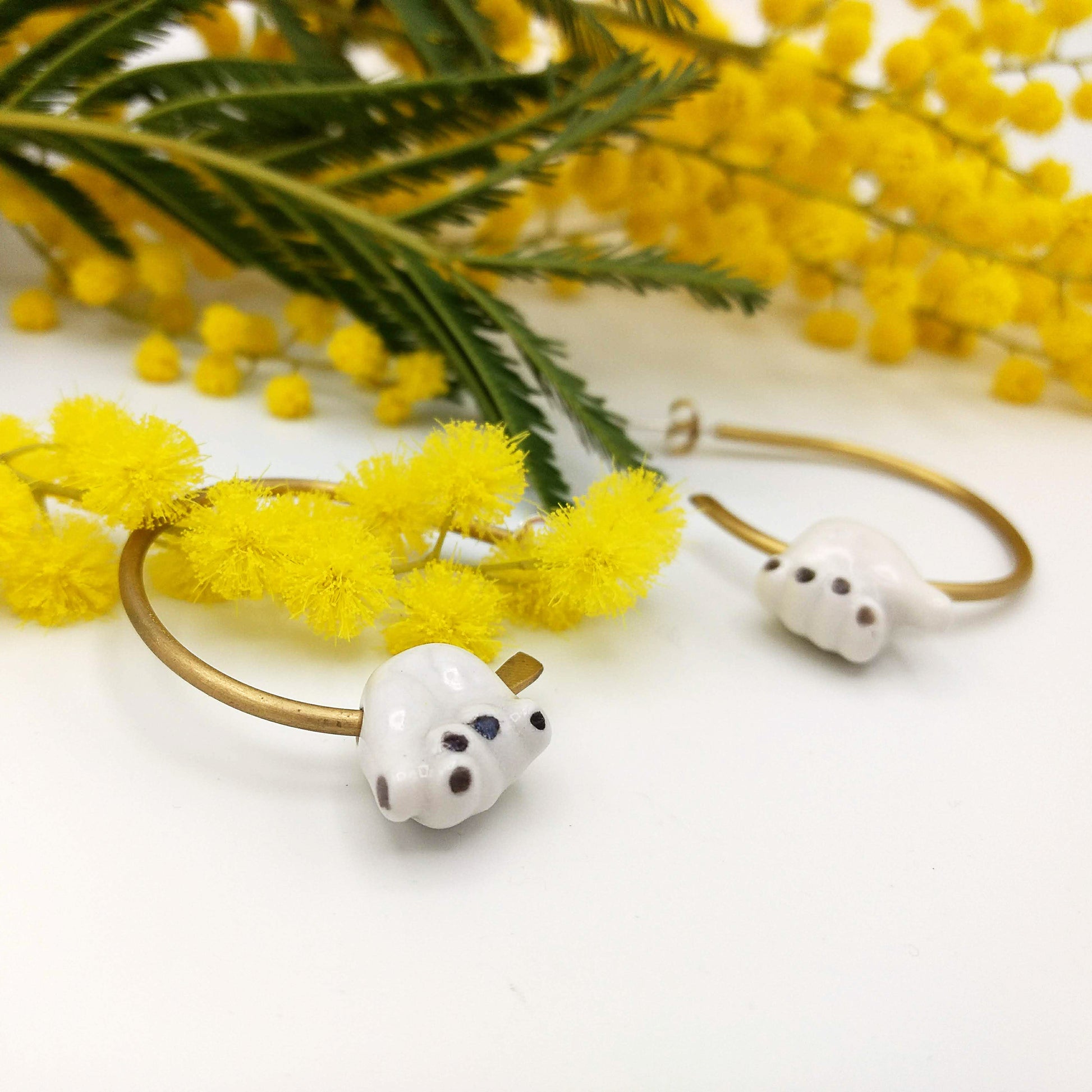 Pendientes de aro con manitas de porcelana pintada a mano y latón