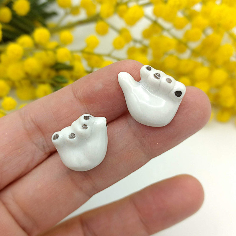 Par pendientes manitas derecha e izquierda plata porcelana uñas negras