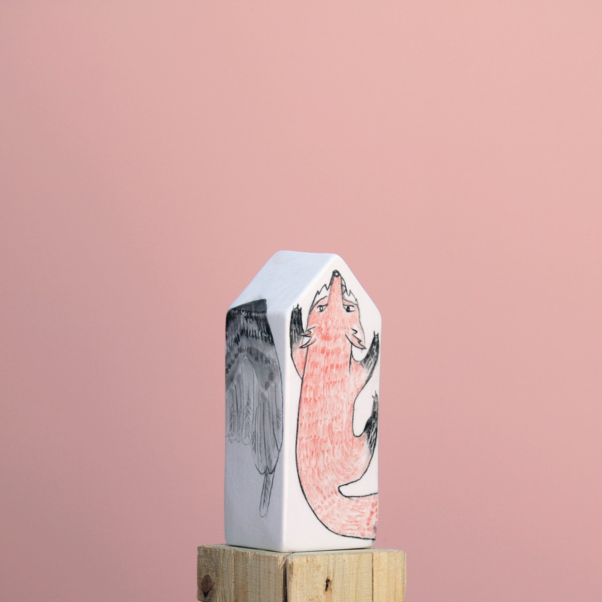 Detalle pintura a mano zorro y mirlo escultura BIHU