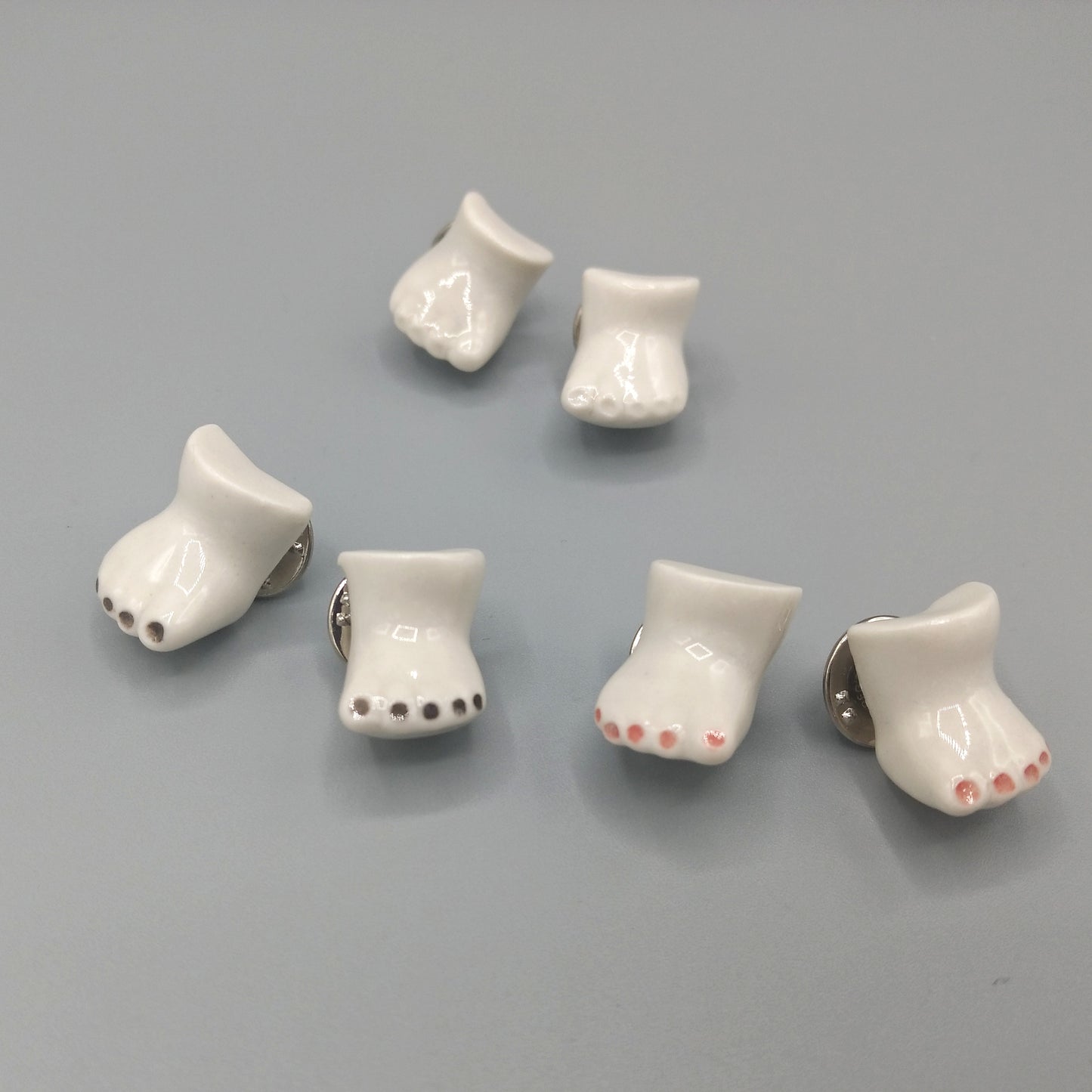 Conjunto de par de pins pies porcelana con uñas personalizables