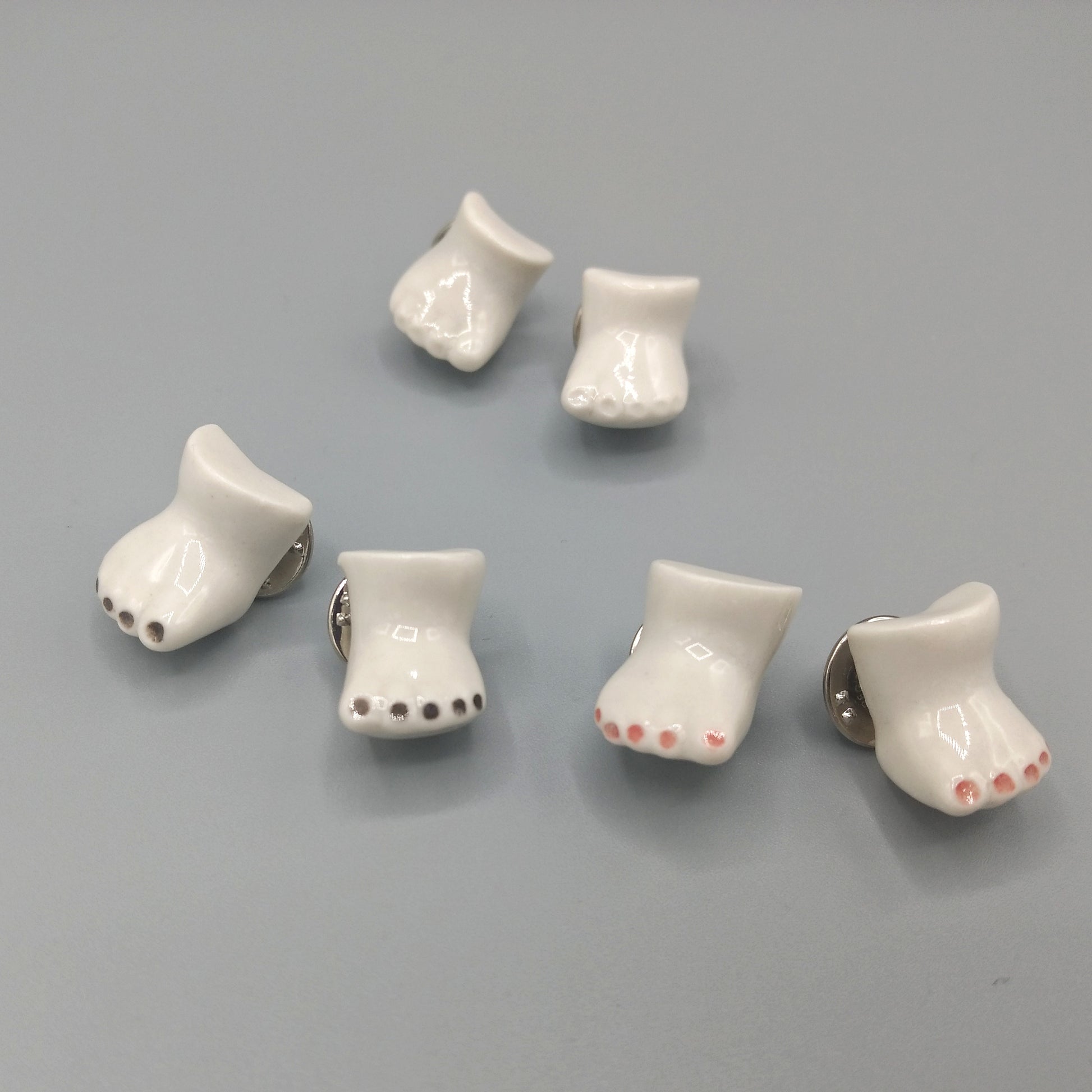 Conjunto de par de pins pies porcelana con uñas personalizables