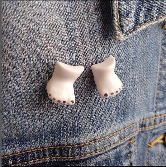 Par de pins pies de porcelana esmaltada pintada a mano pie derecho e izquierdo en cazadora baquera