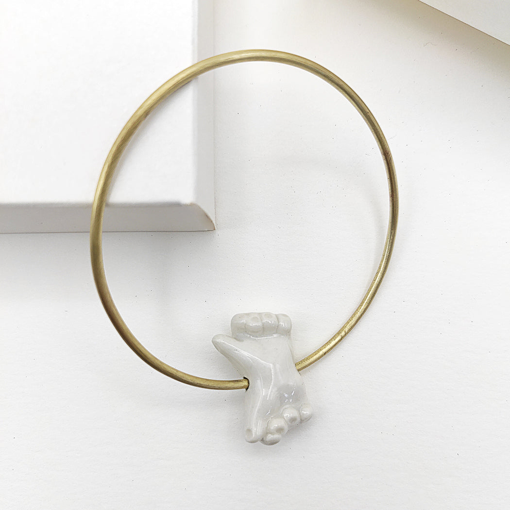Pulsera abierta latón con manos dobles porcelana diseño único