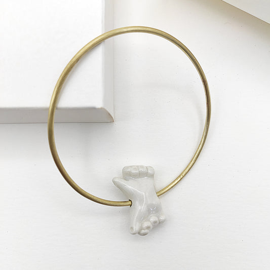 Pulsera abierta latón con manos dobles porcelana diseño único