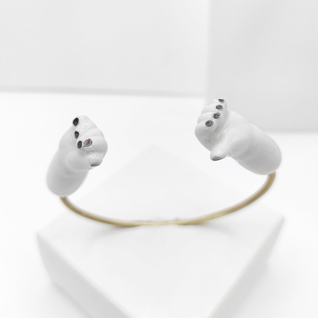 Pulsera abrazo latón con dos piezas porcelana diseño simbólico uñas negras