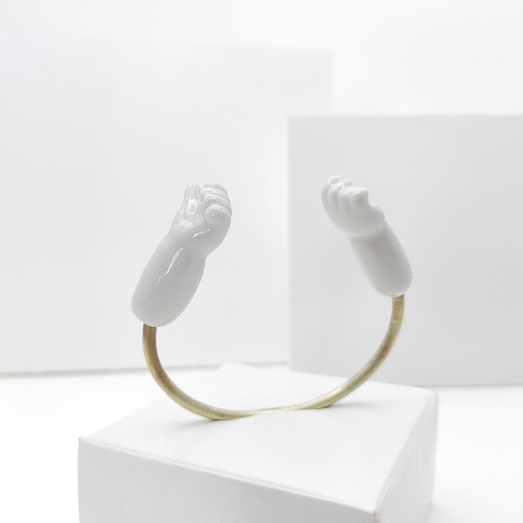Pulsera abrazo abierta de latón con porcelana blanca esmaltada
