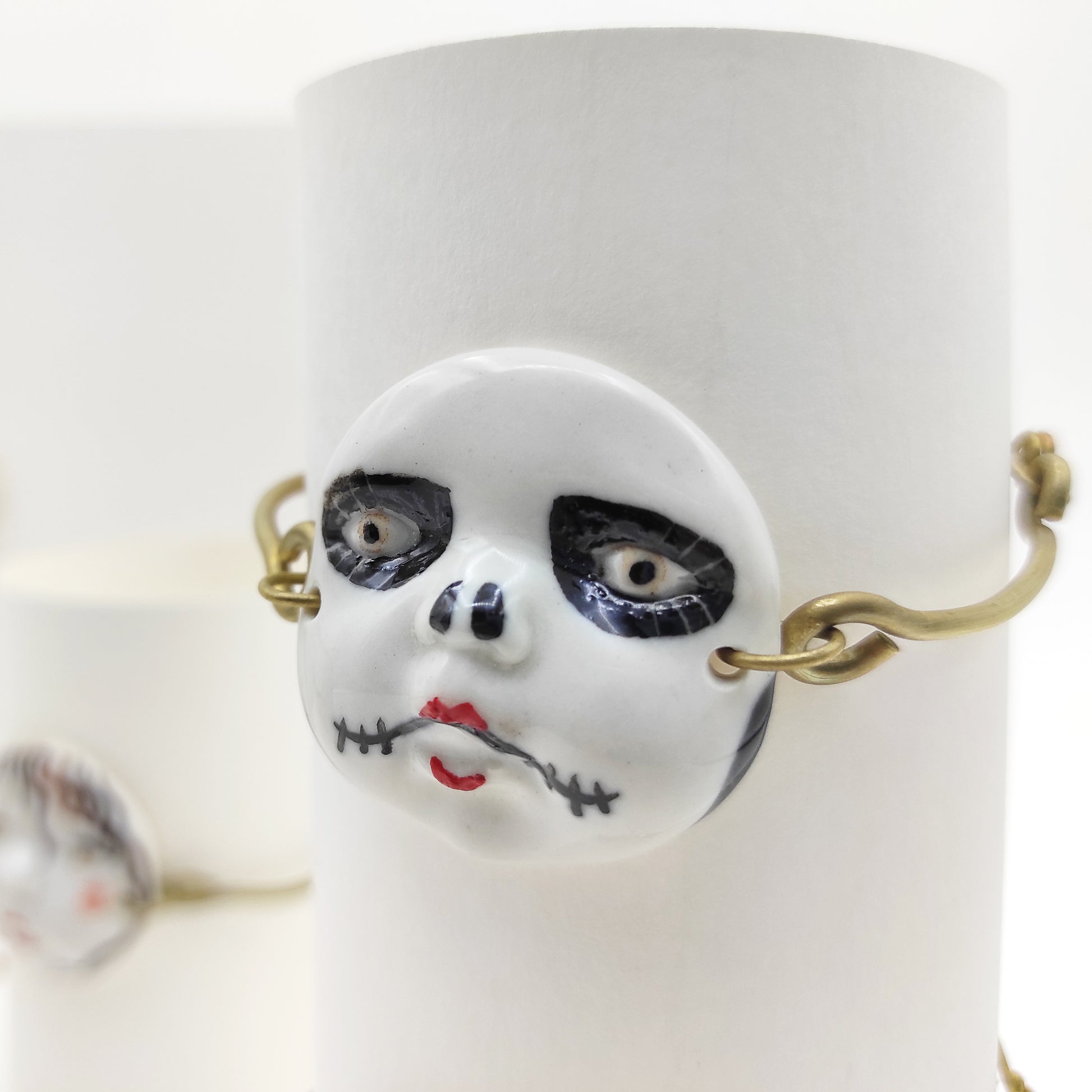 Pulsera caritas calavera de latón con porcelana pintada a mano ajustable