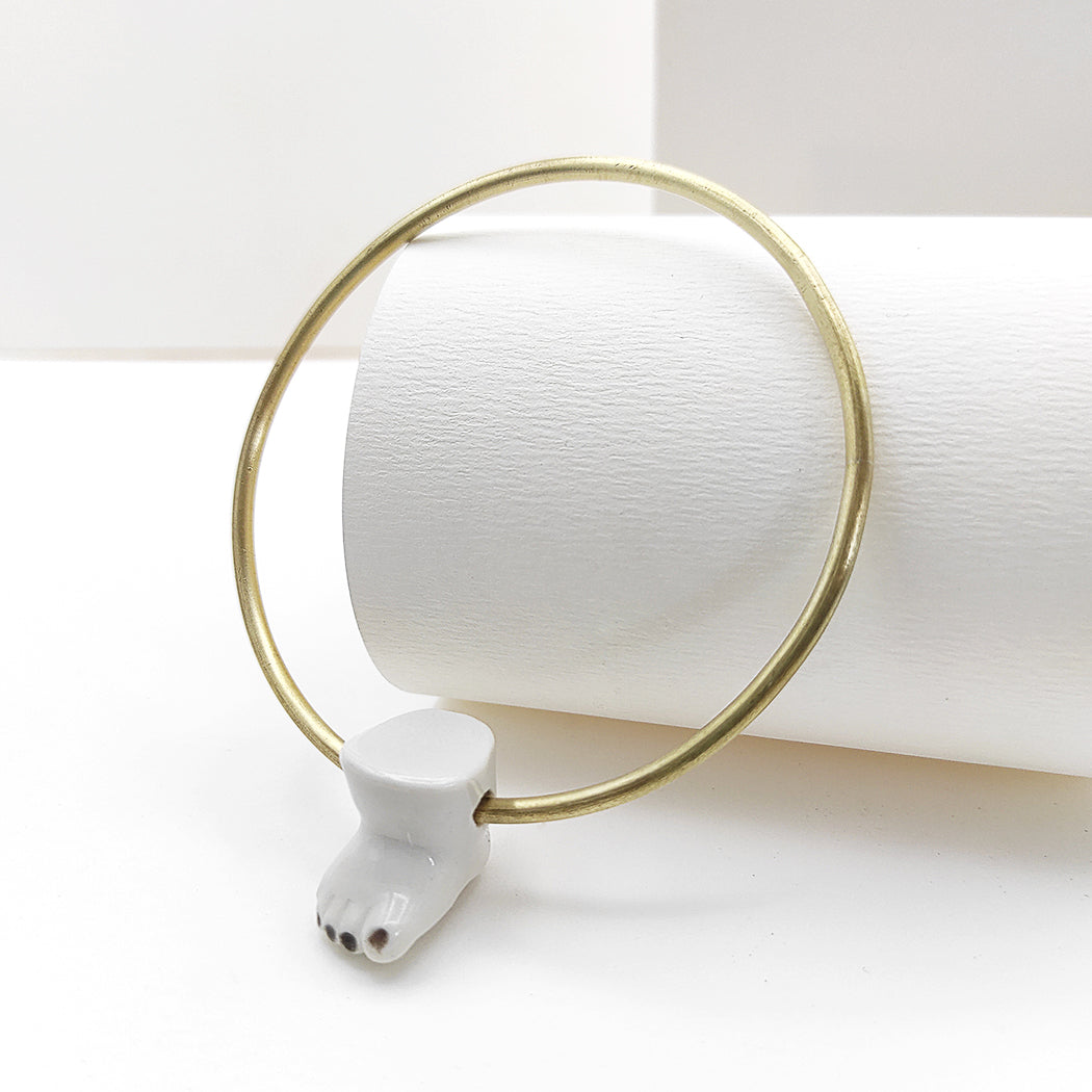 Pulsera cerrada latón con pie porcelana diseño único