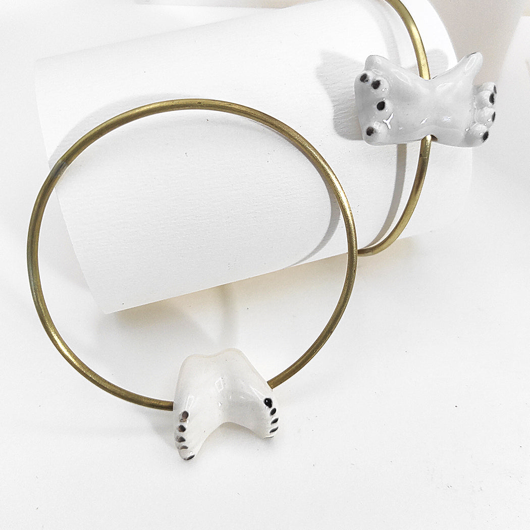 Pulsera cerrada latón con pies dobles porcelana diseño único