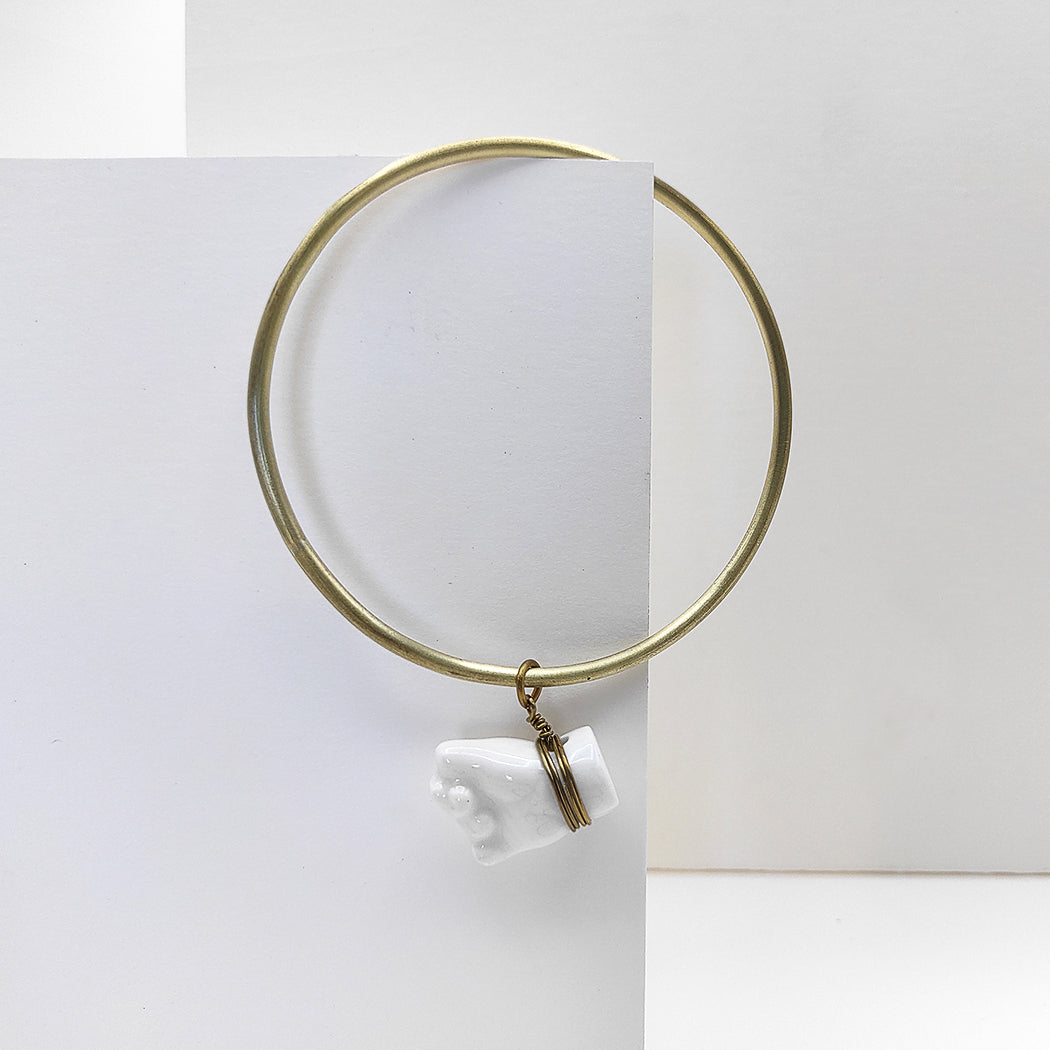 Pulsera latón con colgante personalizable mano porcelana