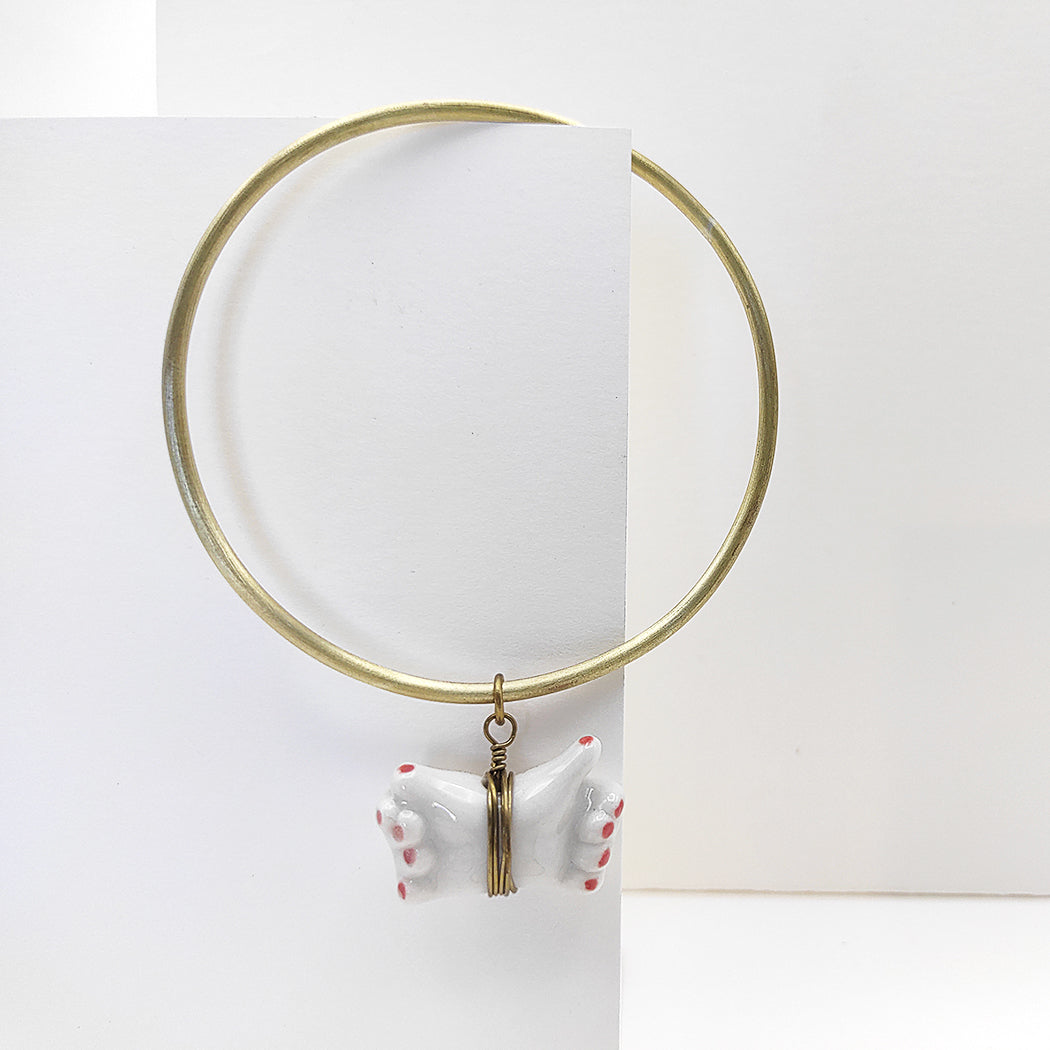 Pulsera cerrada con colgante de latón y porcelana esmaltada pintada a mano