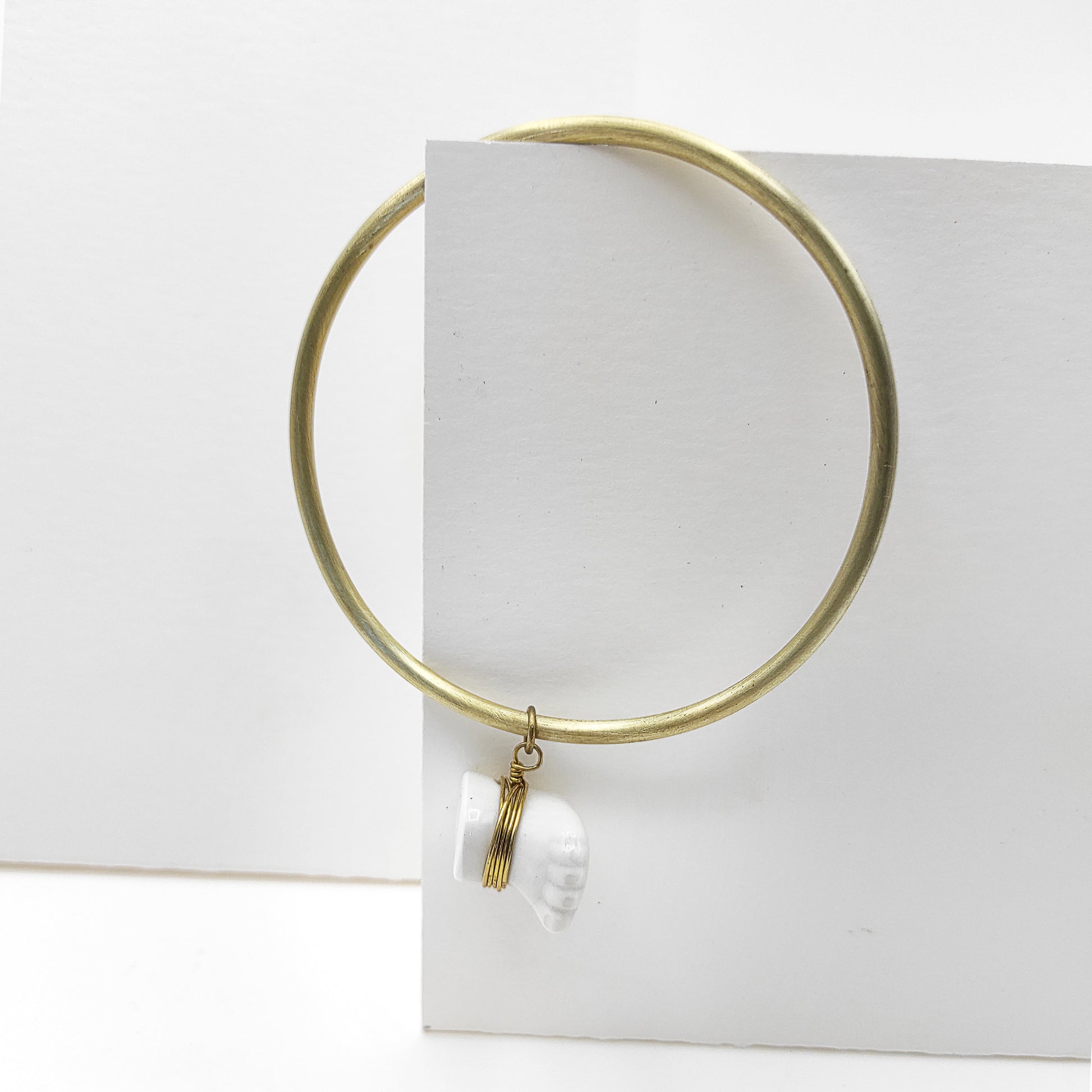 Pulsera cerrada con colgante de latón y porcelana esmaltada pintada a mano pie