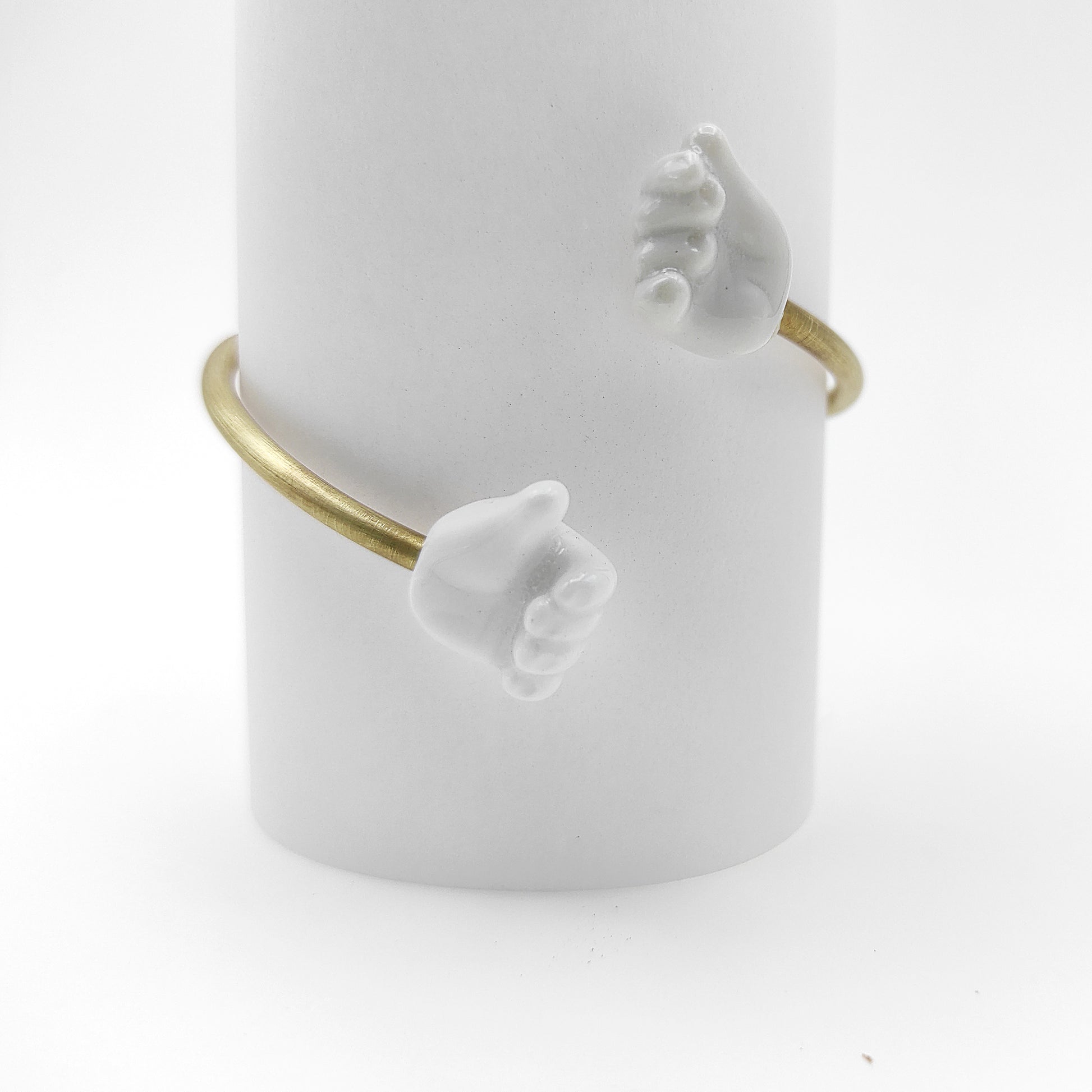 pulsera-twist-dos-manos-laton-porcelana-blanca-bihu