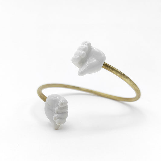 Pulsera twist latón con dos manitas porcelana diseño abrazo